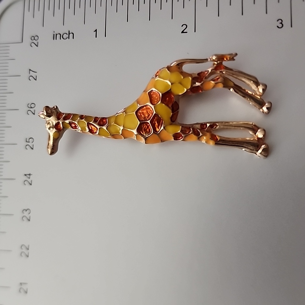 Fun Giraffe 🦒 Brooch - Picture 4 of 4